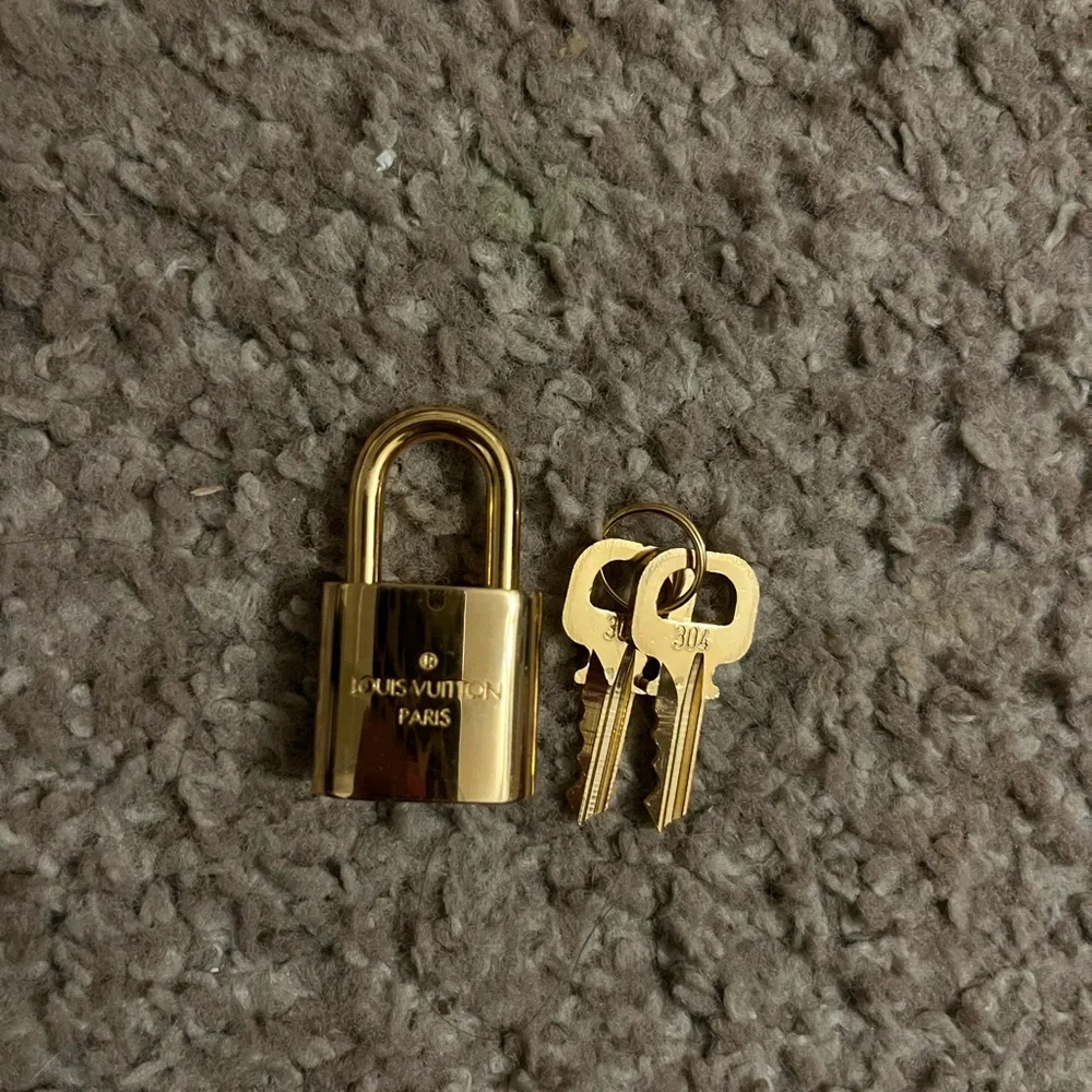 Authentic Louis Vuitton 304 Padlock Set Vintage Brand New Shiny Both Keys & box
